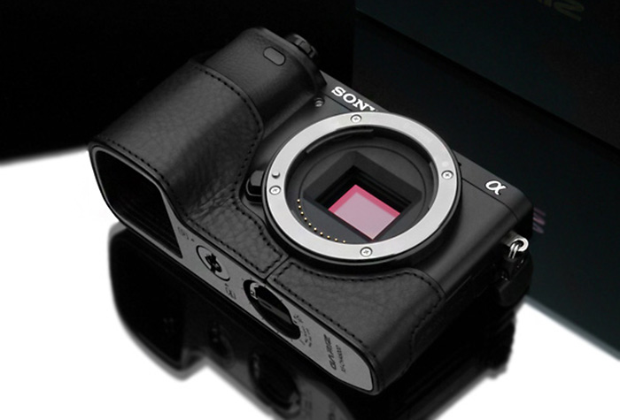 α6000 専用の本革カメラケース「XS-CHA6000」