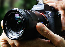 ソニーが2014年度カメラ販売計画を上方修正。α7II投入で年末商戦に望む。