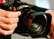 キヤノン4Kビデオカメラの写真とスペック。1インチCMOSセンサーでレンズは35mm換算 24-240mm F2.8-5.6の模様。