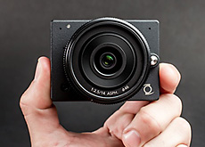 世界最小レンズ交換式マイクロフォーサーズカメラ「Z Camera E1」