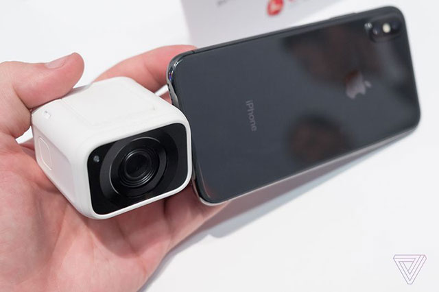 キヤノンがDxO OneのようなiPhoneと接続するカメラをCES2018に展示していた模様。