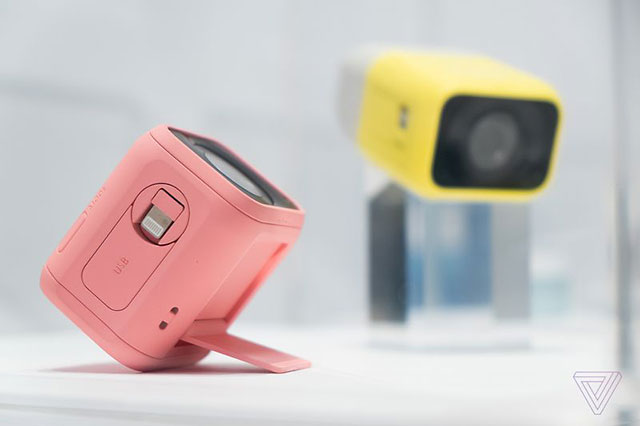 キヤノンがDxO OneのようなiPhoneと接続するカメラをCES2018に展示していた模様。
