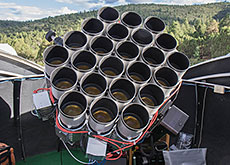 キヤノンが国際研究プロジェクト「Project Dragonfly」に「EF400mm F2.8L IS II USM」を120本提供。総計168本の「EF400mm F2.8L IS II USM」で望遠鏡アレイを構築。