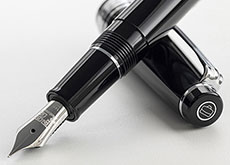 ニコンが限定300本の「ニコンF2誕生50周年記念万年筆」を発売