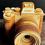 超リアルな木製のカメラの模型。「α1」や「EOS R5」「Leica M10」「ニコンF」「OM1」「HASSELBLAD 500C」など