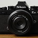 ニコンがZ fcのブラックバージョン「Nikon Z fc Special Edition Black」とZ 40mm f/2のクラシックバージョン「「Z 40mm f/2（SE）」を海外で発表した模様。