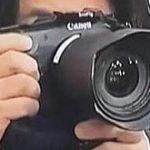 G7サミットのニュース映像に謎のキヤノンのカメラが映っていた模様。「EOS R1」かと思いきや「EOS R3」にSmallrigのカメラケージを付けた状態だった模様。