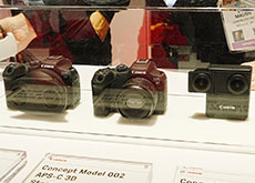 キヤノンがCESでPowerShot Vシリーズの360°/180° 3D VRカメラと、RF-Sの4DデュアルレンズVRレンズと3D立体視レンズを展示していた模様。