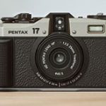 リコーのフィルムカメラ「PENTAX 17」が、予約殺到で注文受付を一時停止した模様。