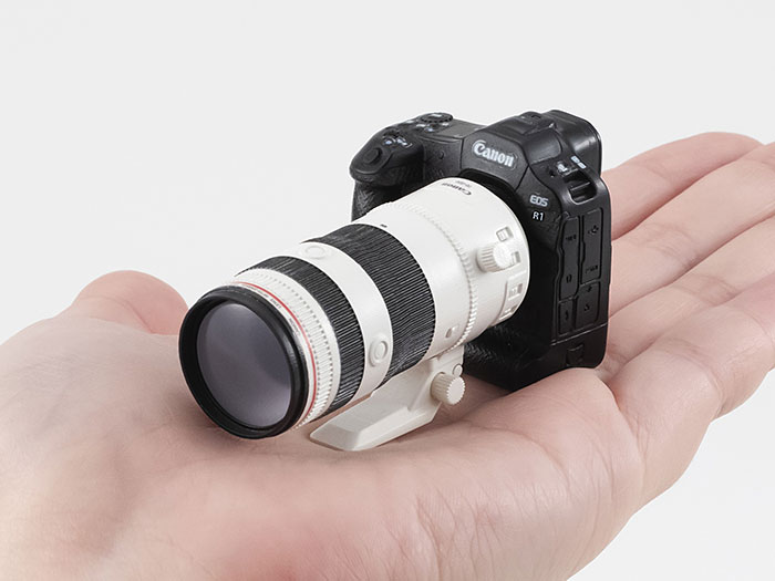 キヤノンのカメラ＆レンズのミニチュアのガシャポンが登場。「EOS R1」「5D Mark II」「F1」「7S型」「IV Sb」全5種。