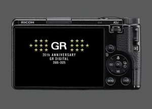 リコーが「GR III」「GR IIIx」「GR IV」の電源OFF画面を、「GR DIGITAL」20周年を記念したデザインの変更する無償サービスを提供。