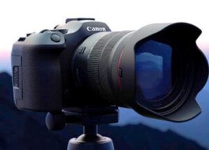 キヤノンが「EOS R6 Mark III」を発表を告知。日本時間11月6日15時に発表の模様。カメラ表面の画像も投稿。