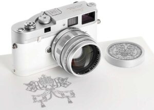 フランシスコ前教皇へ献上された「ライカM-A」が約11億で落札された模様。