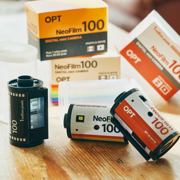フィルム型デジタルトイカメラ「OPT100 Neo Film」。液晶付きでフィルムケースにも入れられるトイカメラ。