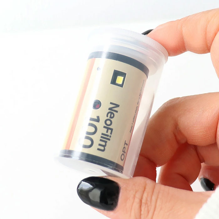 フィルム型デジタルトイカメラ「OPT100 Neo Film」。液晶付きでフィルムケースにも入れられるトイカメラ。