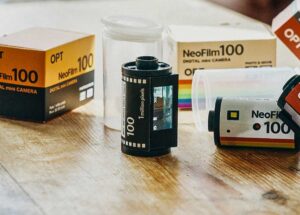 フィルム型デジタルトイカメラ「OPT100 Neo Film」。液晶付きでフィルムケースにも入れられるトイカメラ。