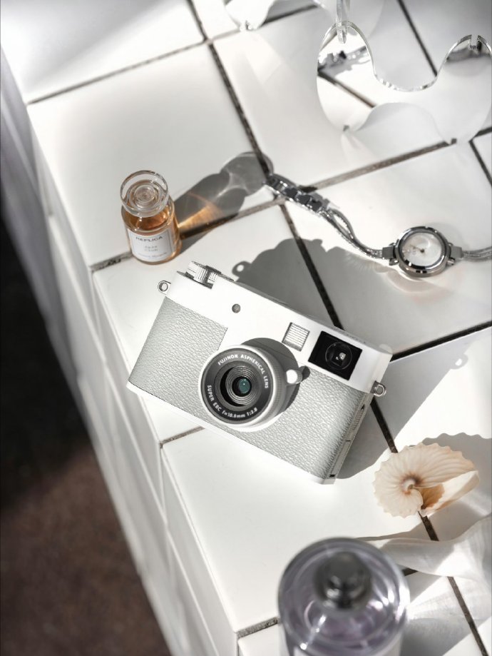 富士フイルム「X Half」ホワイトエディション