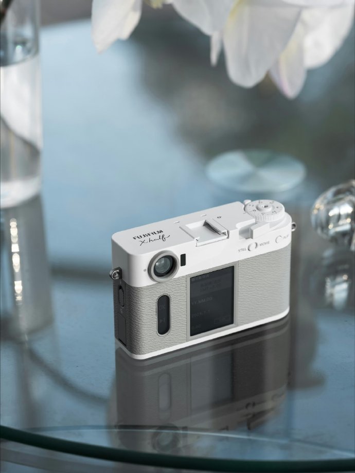 富士フイルム「X Half」ホワイトエディション