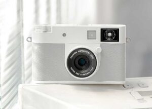 富士フイルム「X Half」ホワイトエディション