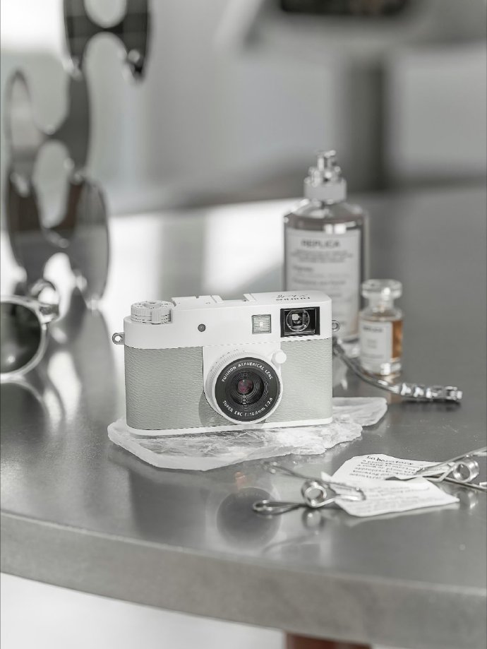 富士フイルム「X Half」ホワイトエディション