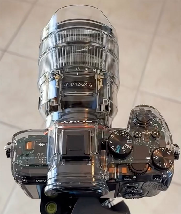 AI生成した透明ボディのソニーα