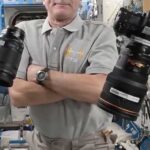 宇宙でニコン「Z9」のバッテリーを交換する方法。