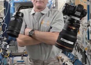 宇宙でニコン「Z9」のバッテリーを交換する方法。