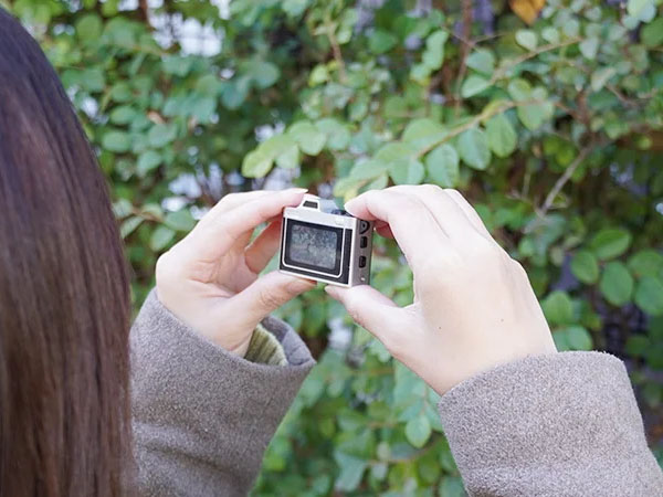 つまんで持てるアルミボディのトイカメラ「HARU」発売──52×40×17mm・67g、5,800円