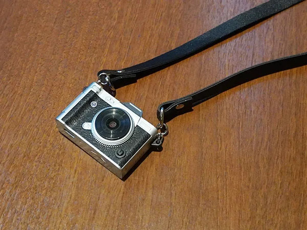 つまんで持てるアルミボディのトイカメラ「HARU」発売──52×40×17mm・67g、5,800円