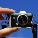 つまんで持てるアルミボディのトイカメラ「HARU」発売──52×40×17mm・67g、5,800円