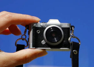 つまんで持てるアルミボディのトイカメラ「HARU」発売──52×40×17mm・67g、5,800円