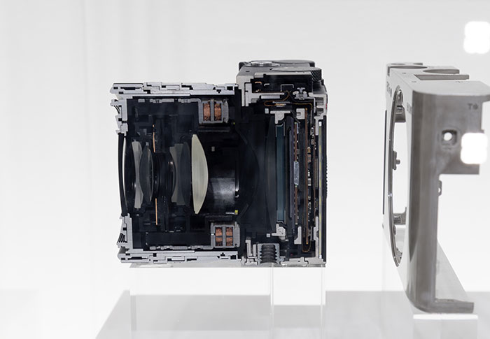 ソニー「RX1R III」CP+で分解展示：レンズ×センサーを個体ごとにミクロン調整
