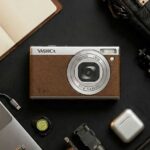 ヤシカ、100ドルの超小型コンデジ「Tank」発表：125g、1/2.8型1200万画素、3インチ回転LCD搭載