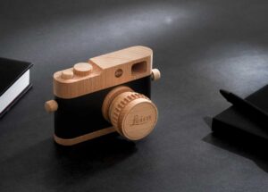 ライカの木製トイカメラ「Leica M wooden camera」が予約再開
