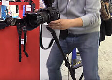 椅子と一体化した一脚「椅子一脚」