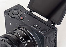 SIGMA fpの背面モニターをチルト式背面モニターに改造するキットが登場した模様。