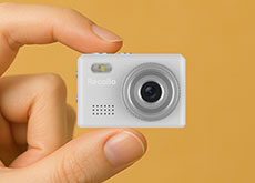手のひらサイズで重量18gの小型デジタルカメラ「Recollo(レコロ)」