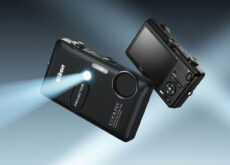内蔵プロジェクター搭載の異色機、ニコン「COOLPIX S1200pj」を再評価。