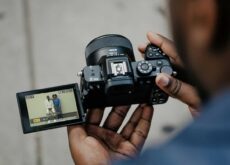 ニコン「Z50II」は、エントリークラスの定義を塗り替えるカメラ。この価格帯としては異例のオートフォーカス性能とタフな作りを備えている。