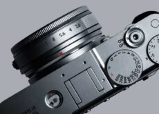 コンパクトデジカメブームに続き、パンケーキレンズのブームが到来している模様。2025年のGoogle検索で劇的に増加。