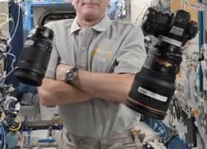 宇宙でニコン「Z9」のバッテリーを交換する方法。