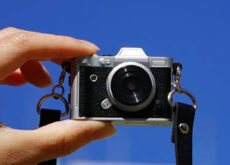 つまんで持てるアルミボディのトイカメラ「HARU」発売──52×40×17mm・67g、5,800円