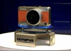 今年のCP+では新型カメラの発表がゼロだった。各社は注目を最大化するため展示会外で発表する傾向が強い。かつてはティザーや新製品で沸いたが、今は静かだ。18年前にオリンパスがMFTコンセプト機を披露した頃が懐かしい。もっと勇気がほしい。